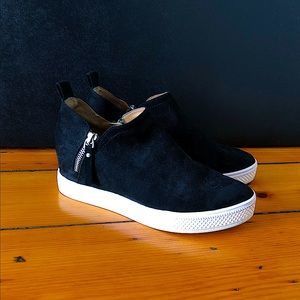 Great condition! Only worn once or twice.